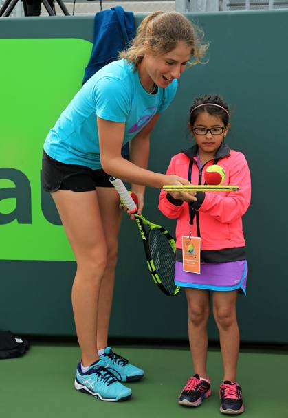 Johanna Konta impartisce i primi rudimenti del tennis...a una piccola fan 